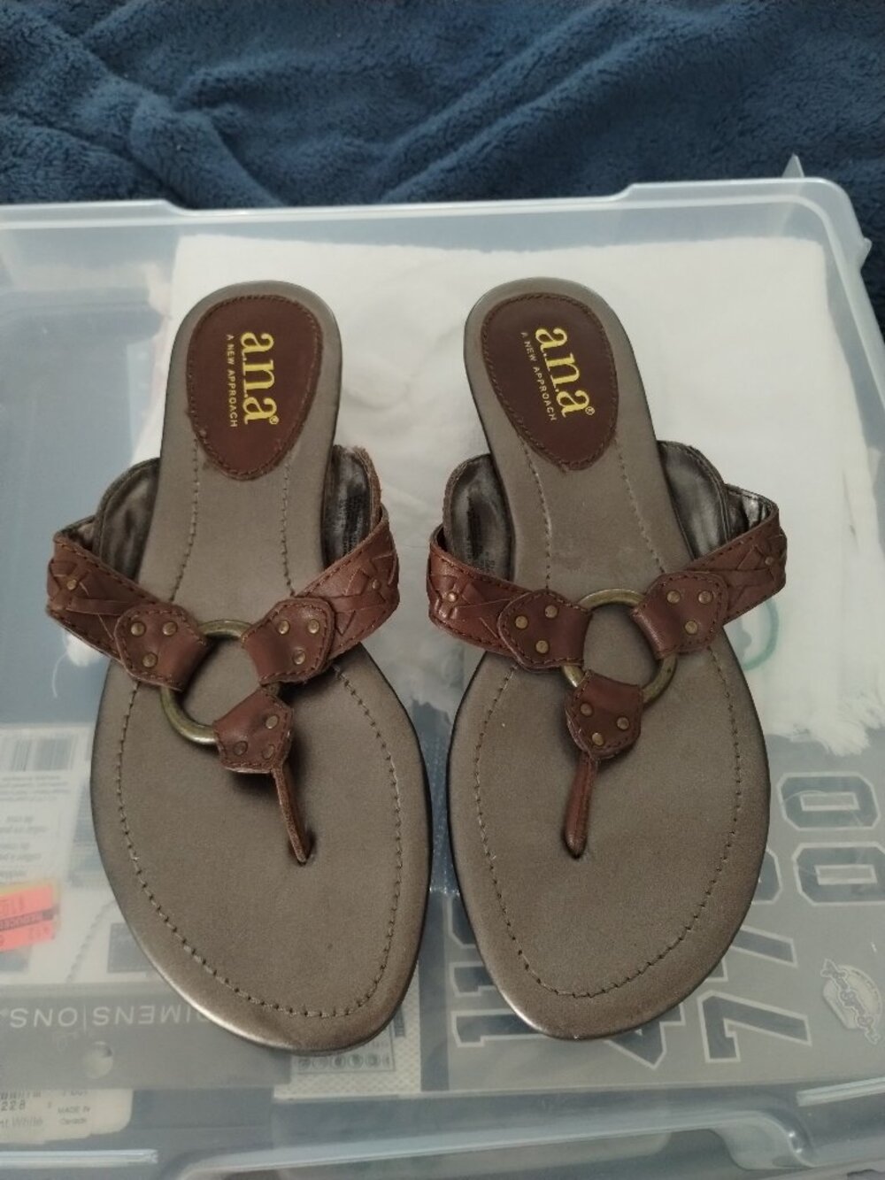 Ana brown thong sandals,size 6
